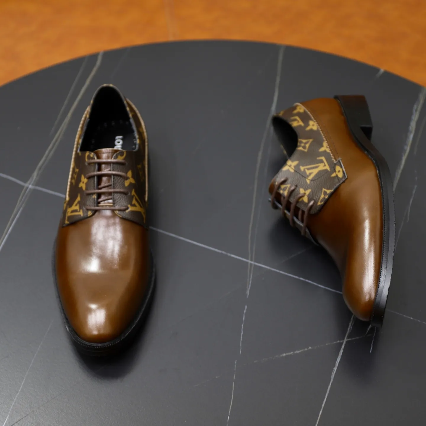 Ex-factory price: 500💰🙅‍♂️🙅‍♂️🙅‍♂️ Brand: LV Louis Vuitton Standard code: Men's size 38-44 (45 can be customized) Grade: Same style as the official website Original order quality Material: Original cowhide surface Comfortable sheepskin lining Original outsole Style category: Men's fashionable casual leather shoes Distinguished big-name luxury elements Top luxury Color: actual picture color